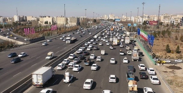 امان از بعضی شهرها و روستاهایی که جاده اصلی از وسط آنها عبور میکند! امان از بعضی شهرها و روستاهایی که جاده اصلی از وسط آنها عبور میکند!